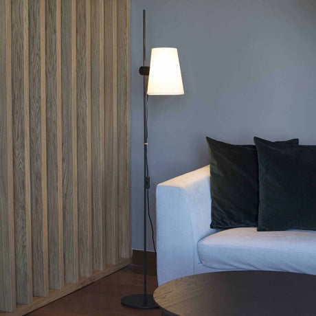Textil Lampenschirm Lupe Beige in modernem Wohnraum mit stilvollem Sofa und Holzverkleidung.