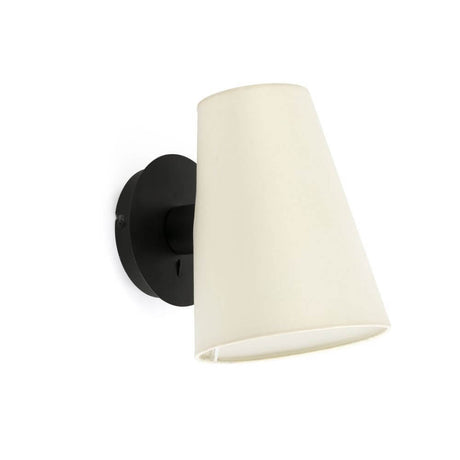 Textil Lampenschirm Lupe Beige an einer modernen Wandhalterung in Schwarz.