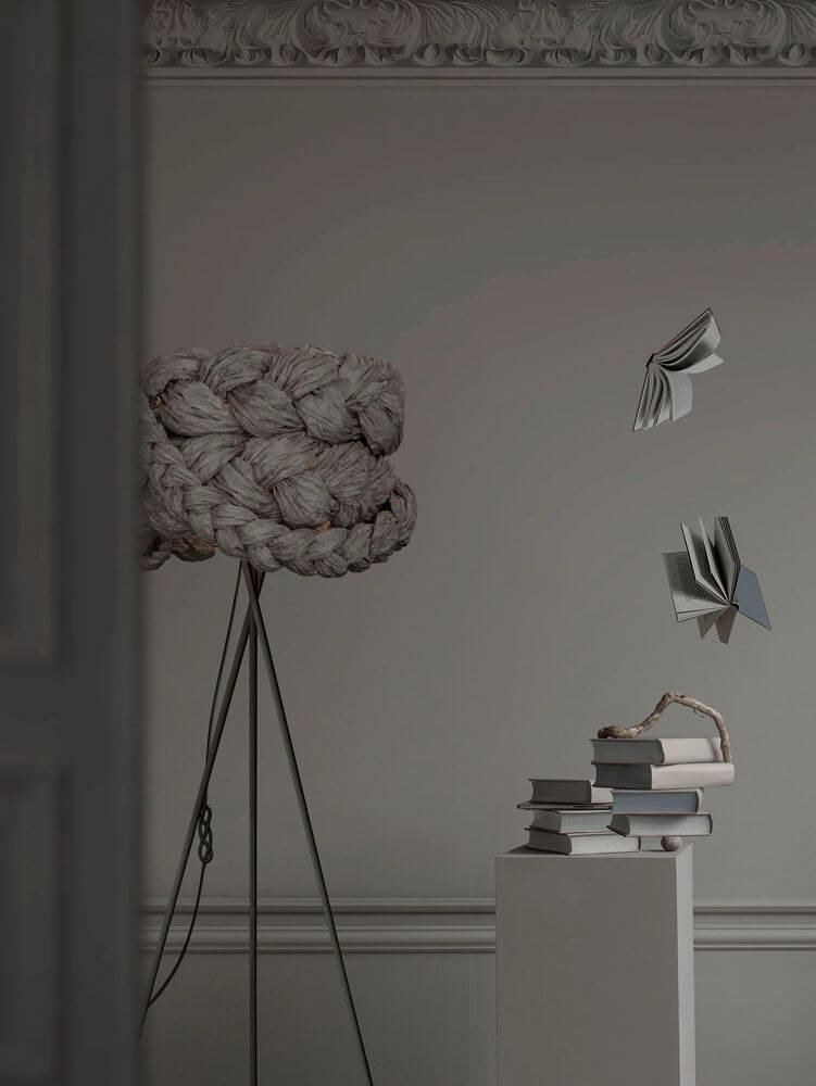 The Bride Design Stehleuchte aus geflochtenem Papier auf Dreibein, sanftes Licht und schwebende Buchdekorationen
