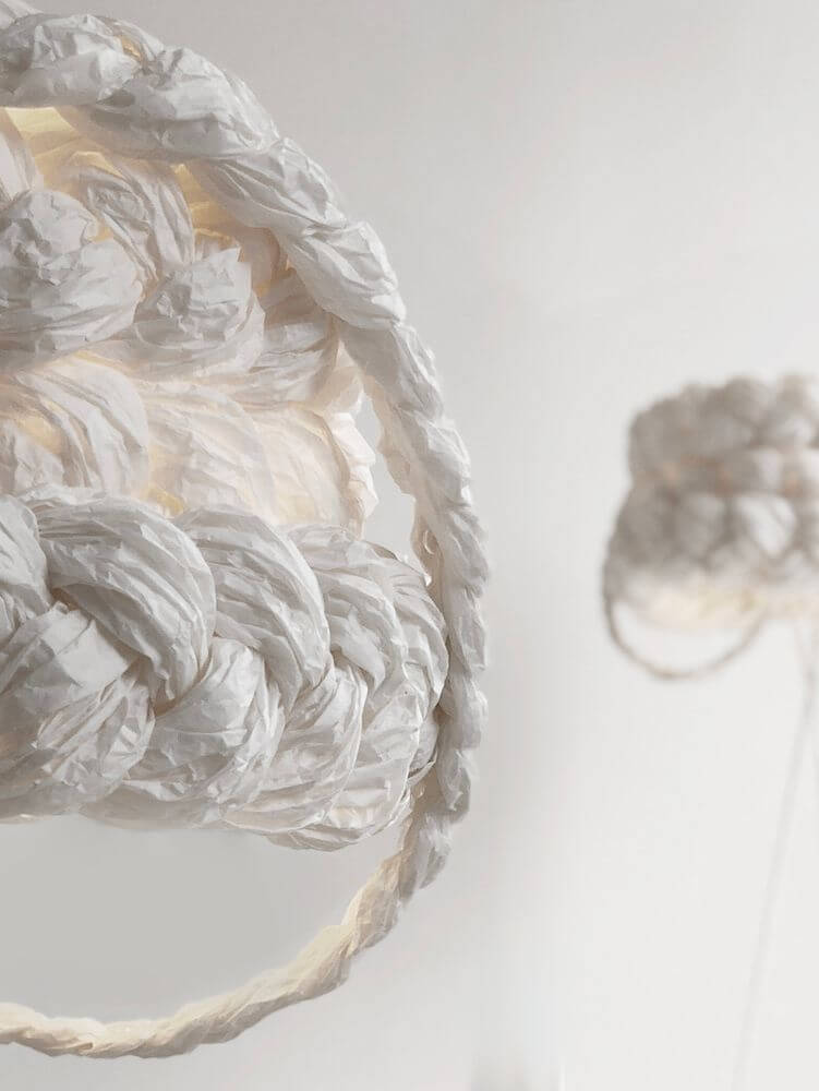 The Bride Design Stehleuchte – Nahaufnahme des handgeflochtenen Papierkleids mit weichem Lichtspiel