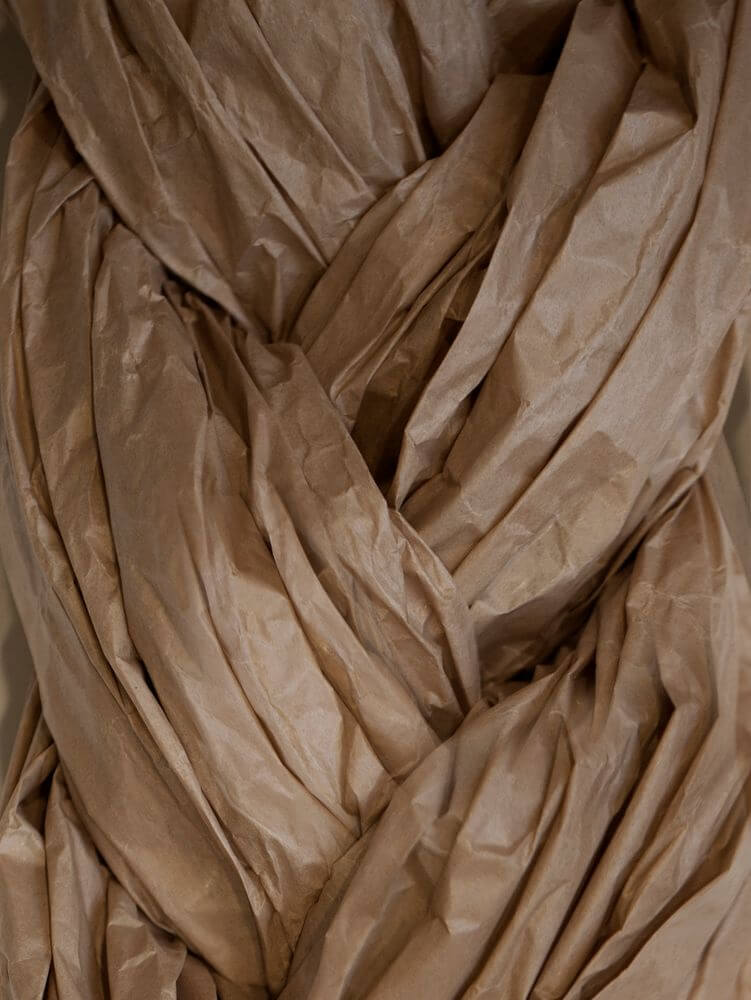 The Bride Design Stehleuchte aus handgeflochtenem Papier, warmes Lichtspiel durch gefaltete, natürliche Papierschichten