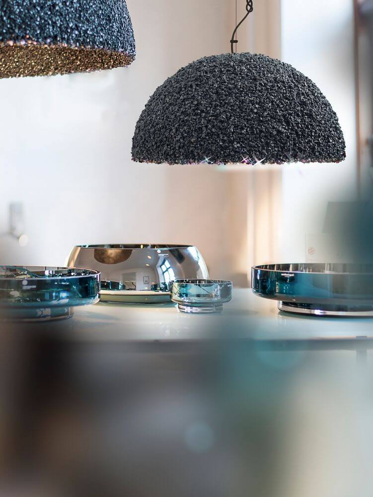 The Duchess Marmor-Pendelleuchte mit Swarovski Kristallen über elegant gedecktem Tisch, Marmor- und Kristallstruktur sichtbar