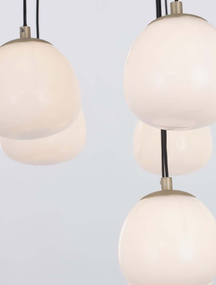 The Egg Pendelleuchte 12-flammig Ø 75cm Gold, Weiß, Schwarz mit opalen Glasschirmen