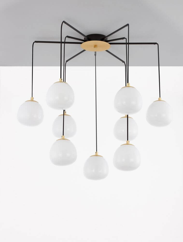 The Egg Pendelleuchte 8-flammig Ø 75cm Gold, Weiß, Schwarz in modernem Design mit goldfarbenen und weißen Elementen.