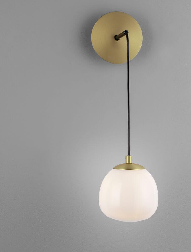 The Egg Wandleuchte Gold, Weiß, Schwarz mit elegantem Glaskorpus und goldener Halterung.