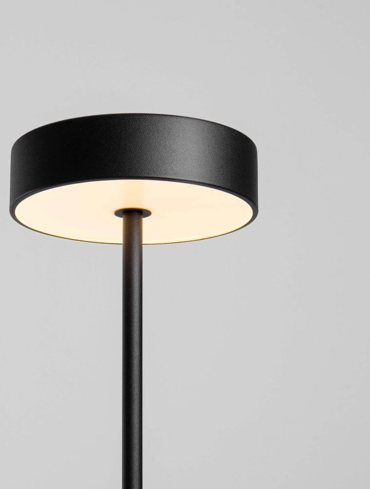 Alt Tag: Thea LED Stehlampe H 135cm Ø 20cm 3000K schwarz-mattes Design mit warmweißem 3000K LED-Licht, schlanker Stiel und rundes Schirmprofil