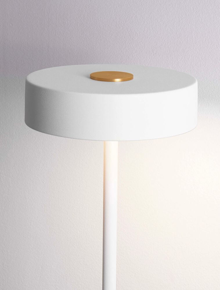 Alt Tag: Thea LED Stehlampe H 135cm Ø 20cm 3000K – schlanke Stehleuchte in Weiß mit Holzdekor-Aluminiumfuß und warmweißem LED-Licht