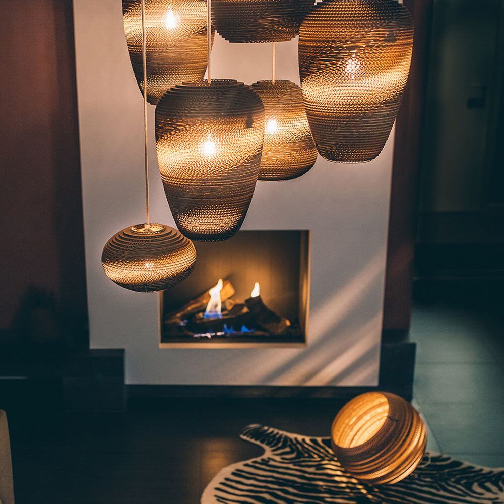 Baggy Hängelampe aus Pappe, ovales Design in verschiedenen Größen, nachhaltige Beleuchtung von Think Paper.