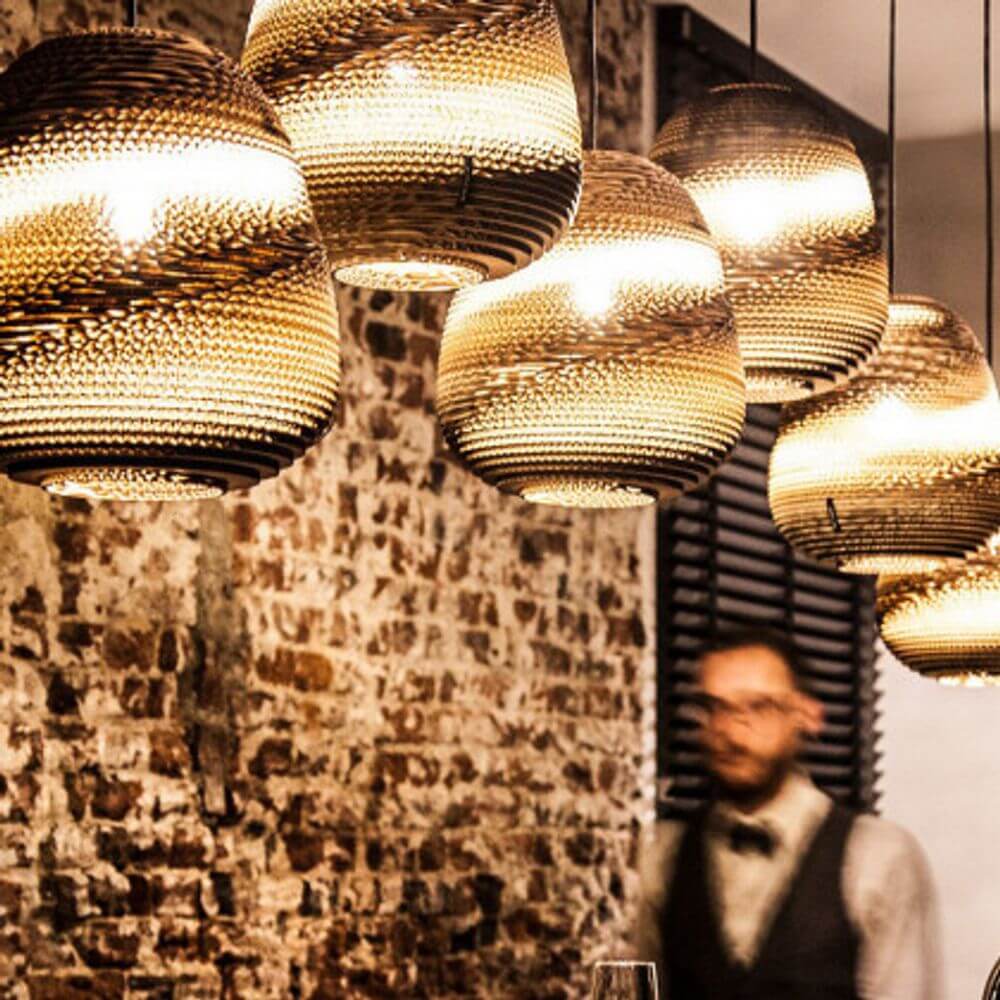 Binky Hängeleuchte aus Pappe in ovaler Form, nachhaltige Designbeleuchtung, schwebend im Raum.