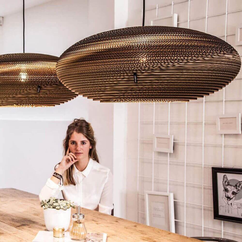 Classy Pendelleuchte aus Papier im modernen Interieur, nachhaltiges Design von Think Paper.