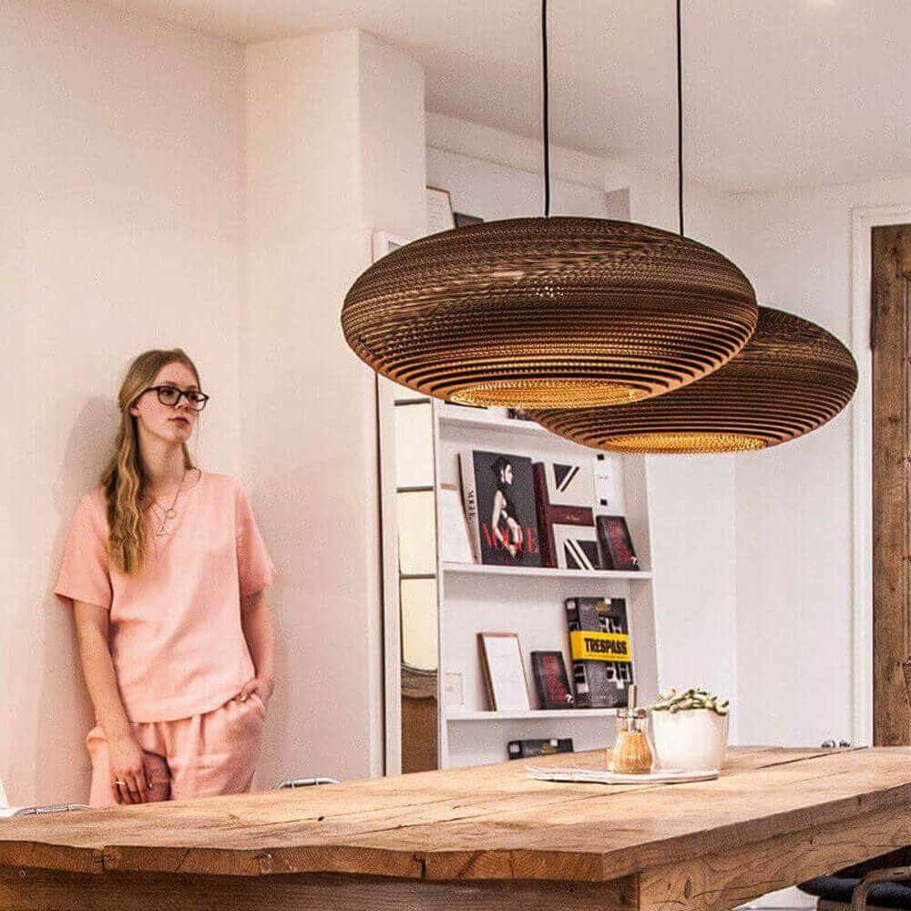 Jazzy Hängelampe aus Karton oval in modernem Raum, stilvolle nachhaltige Beleuchtung von Think Paper.