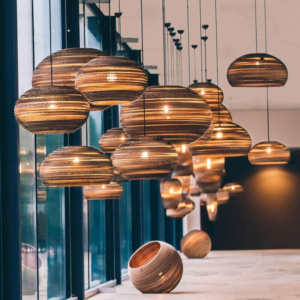 Oval Hängeleuchte aus Papier von Think Paper, nachhaltige Designbeleuchtung mit einzigartigem Charakter.