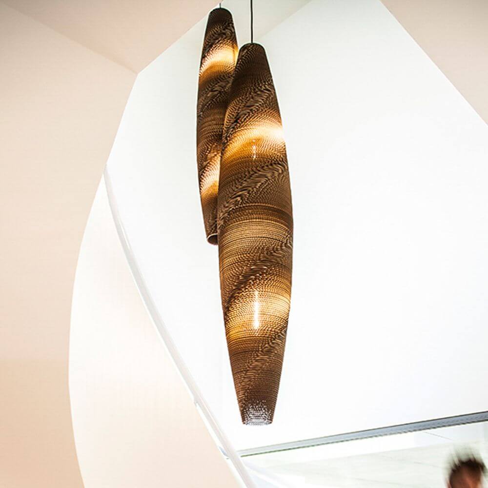 Schicke ovale Skinny Pendelleuchte aus Pappe in Braun, nachhaltig und selbsttragend, Design von Think Paper.