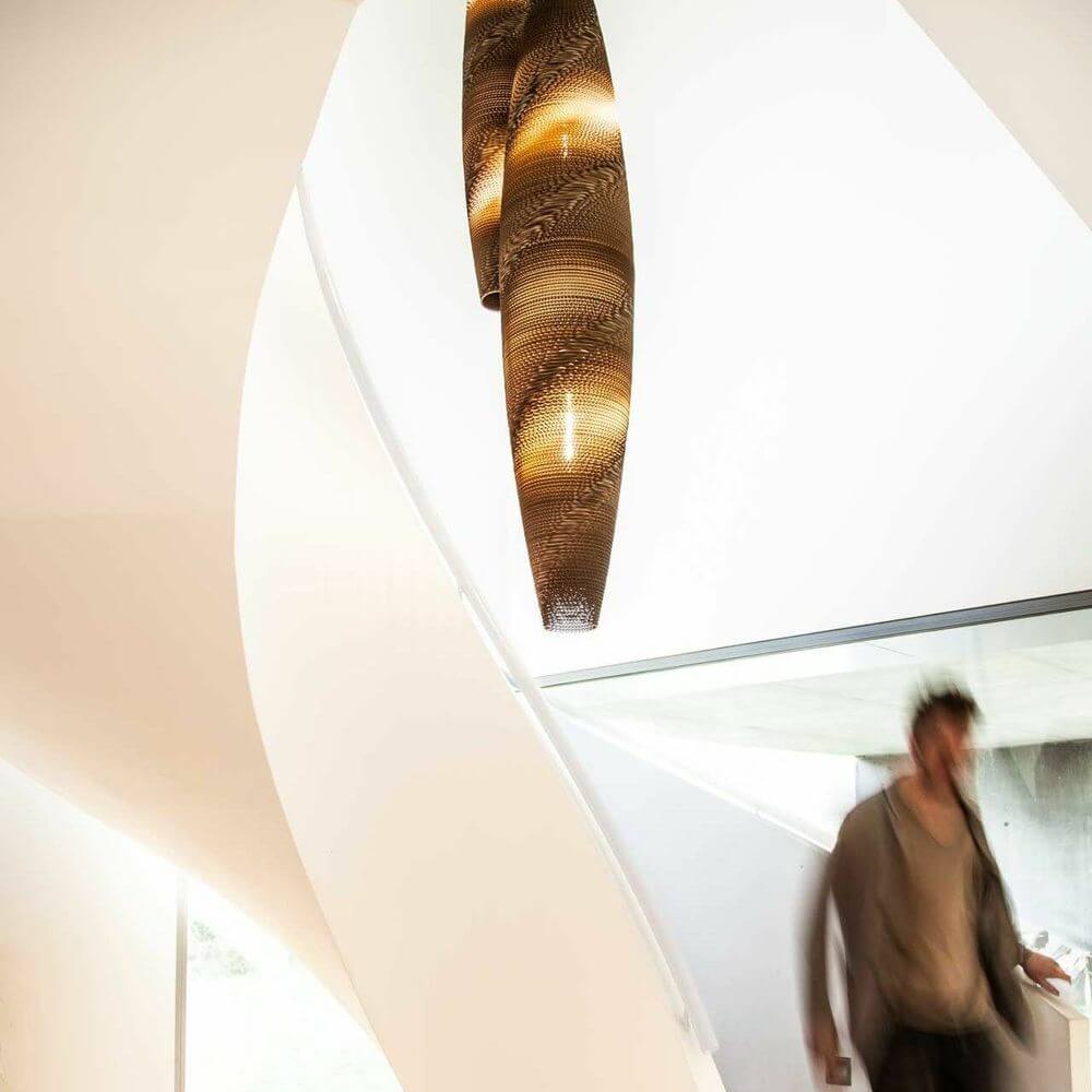 Skinny Pendelleuchte aus Pappe in ovaler Form, nachhaltig und modern im designorientierten Raum.