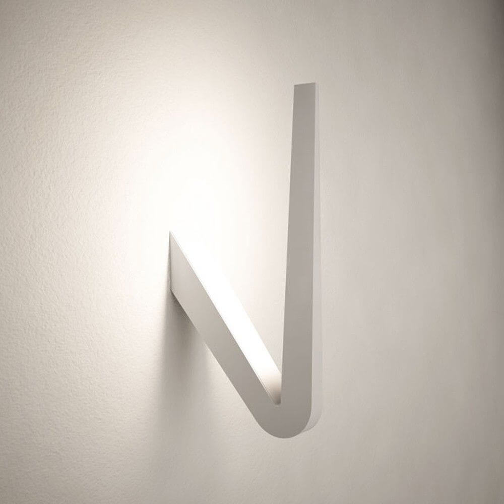 Rotaliana Tick LED-Wandleuchte 29cm Weiß in moderner Form, an der Wand montiert, spendet angenehmes indirektes Licht.
