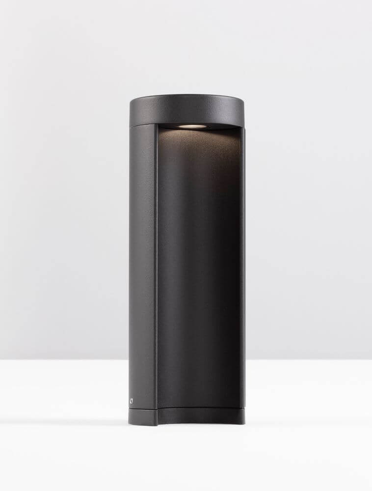 Tien LED Außensockelleuchte 3000K Schwarz IP54 in modernem Design aus Aluminium und Glas.