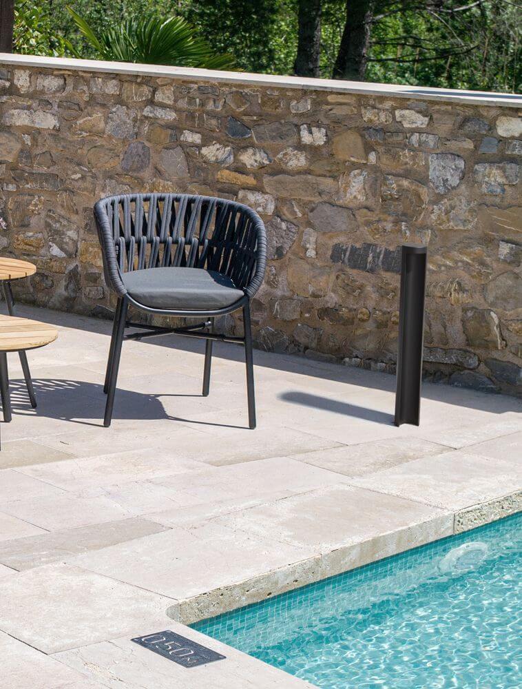 Tien LED Außenwegeleuchte 3000K Schwarz IP54 neben einem Stuhl am Pool auf der Terrasse.