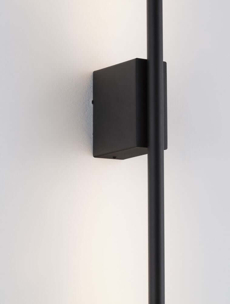 Tien LED Wandleuchte Mittig Ausgerichtet 3000K Schwarz IP44 an Wand montiert, schwarzes Design, neutrales Licht.