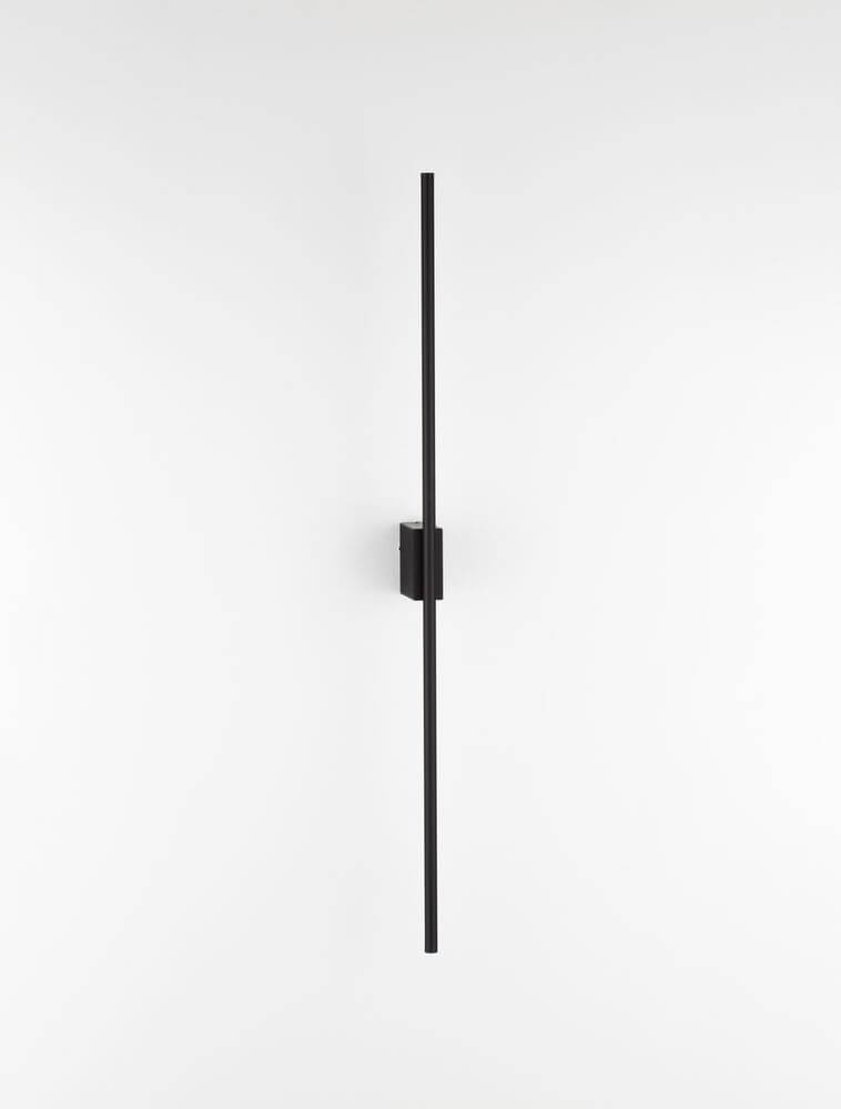Tien LED Wandleuchte Mittig Ausgerichtet 3000K Schwarz IP44 an einer Wand montiert, minimalistisches Design.