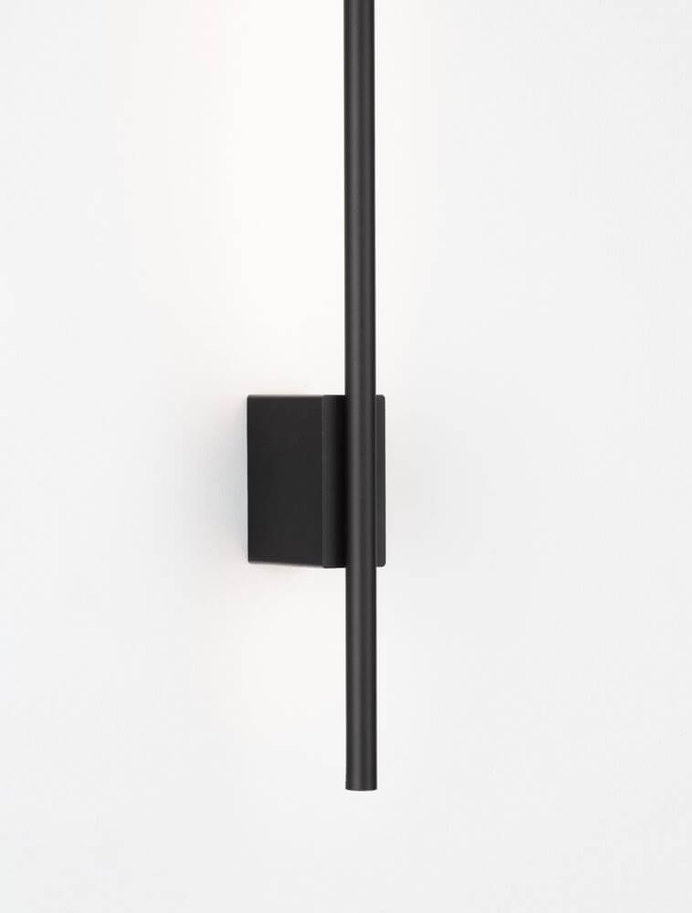 Tien LED Wandleuchte Versetzt 45/15cm 3000K Schwarz in minimalistischem Design.