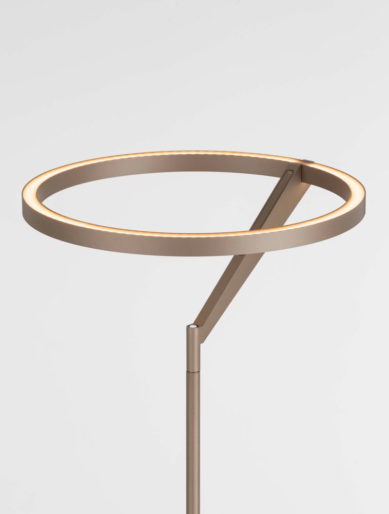 Lampe sur pied Tilia LED H 168 cm 3000K avec design moderne et finition nickel brumeux dans un espace élégant.