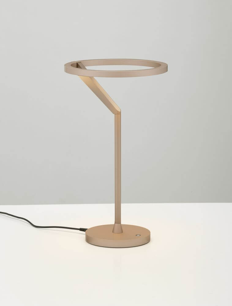 Tilia LED Tischleuchte Ø 22cm 3000K in Sandy Black mit modernem Design auf einem Tisch.