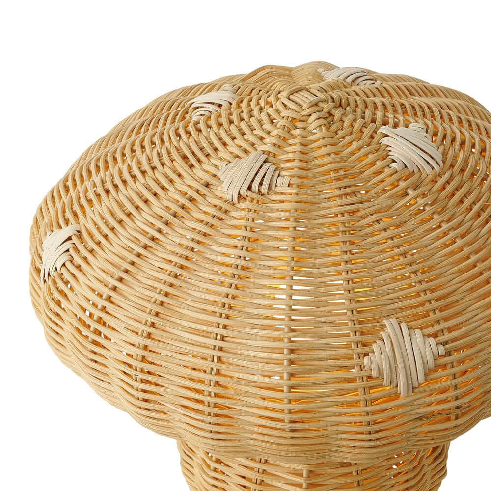 Tischlampe Allie aus Rattan mit pilzförmigem Design, ideal für das Kinderzimmer.