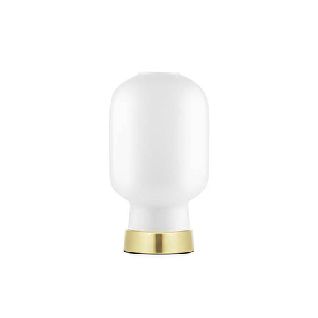Lampa stołowa Amp w skandynawskim stylu biała, mosiężna - elegancka lampa o nostalgicznej formie i szlachetnych materiałach.