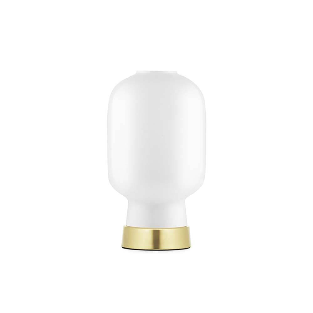 Tischlampe Amp im Skandi-Look Weiß, Messing - elegante Leuchte mit nostalgischem Design und edlen Materialien.