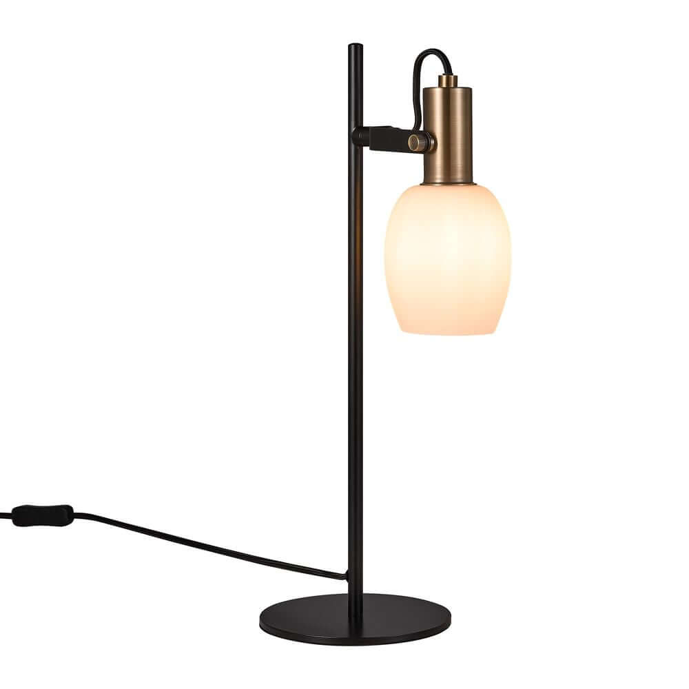 Tischlampe Arild mit modernem Design, mattiertem Opalglasschirm und bräunlichen Messingdetails.