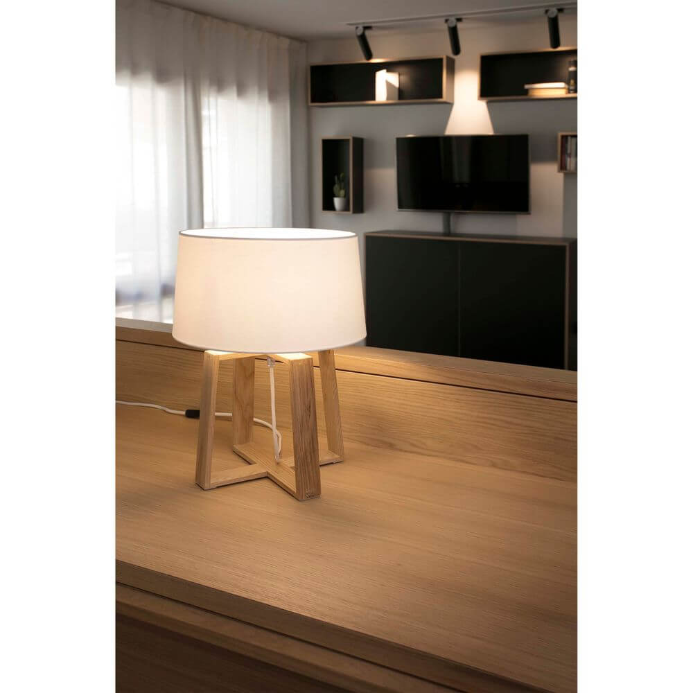 Trepultlampe BLISS i tre, brun, hvit på et skrivebord i tre i det moderne oppholdsrommet.