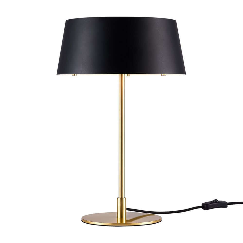 Tischlampe Clasi mit schwarzem Metallschirm und goldenem Fuß für modernes Lichtdesign.
