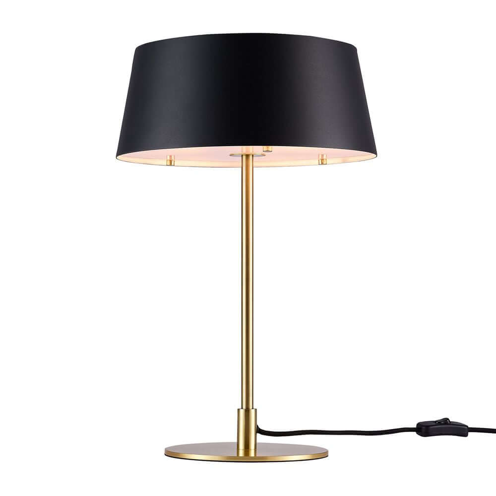 Tischlampe Clasi mit schwarzem Metallschirm und goldenem Fuß für blendfreies Licht.