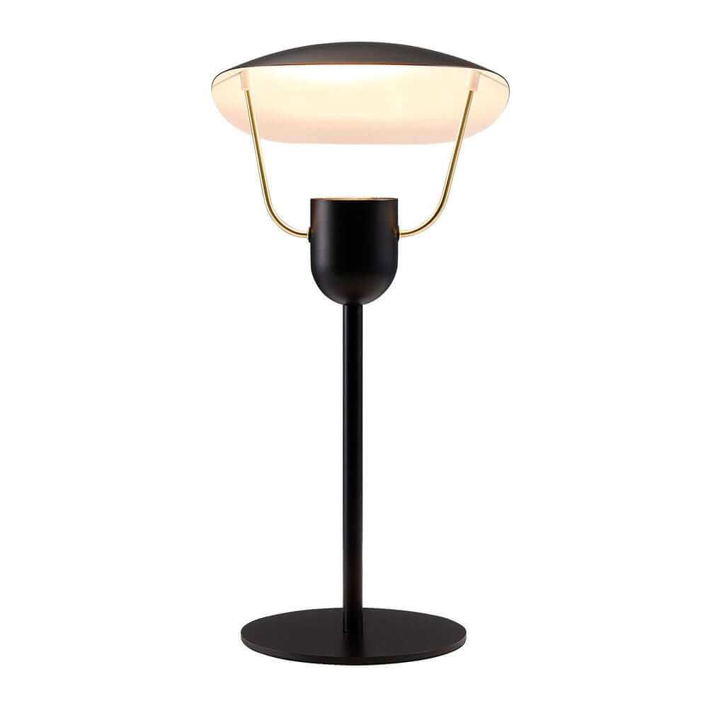 Tischlampe Fabiola von Charlotte Høncke, elegante Tischleuchte mit Messingdetails und indirektem Licht.
