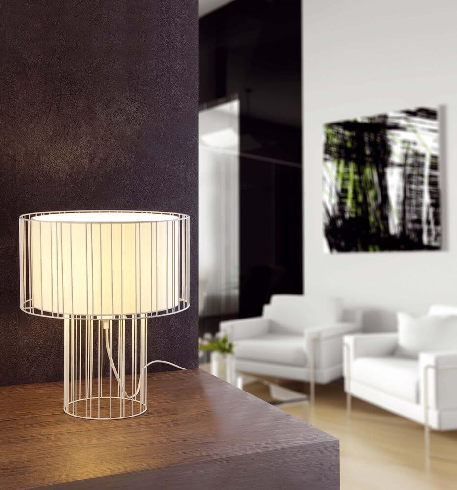 Tischlampe LINDA Weiß auf einer Kommode im modernen Wohnraum mit weißem Sessel und dekorativer Wandkunst.