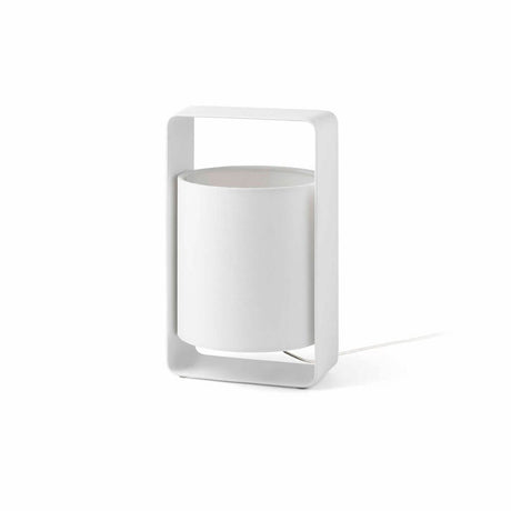 Lampe de table LULA avec abat-jour blanc dans une forme minimaliste et un design élégant.