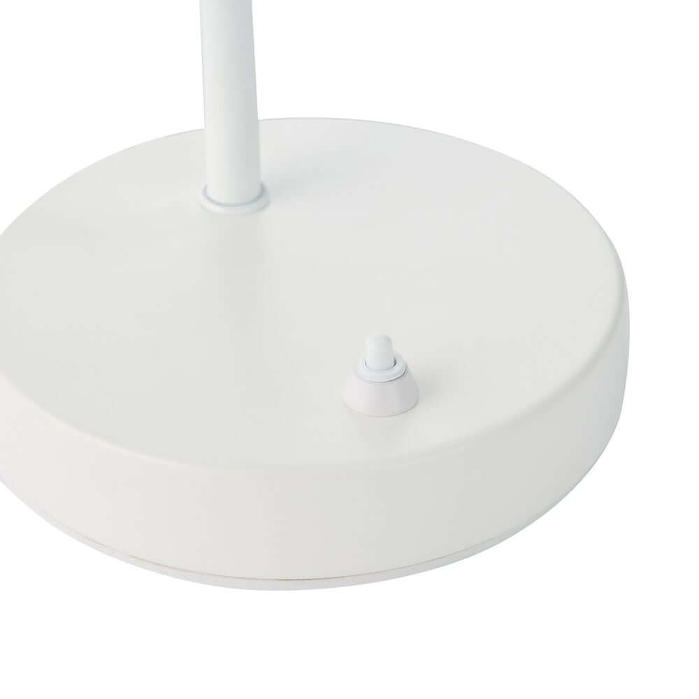 Tischlampe Matis: Unterseite mit Schalter in modernem Design auf weißem Sockel.