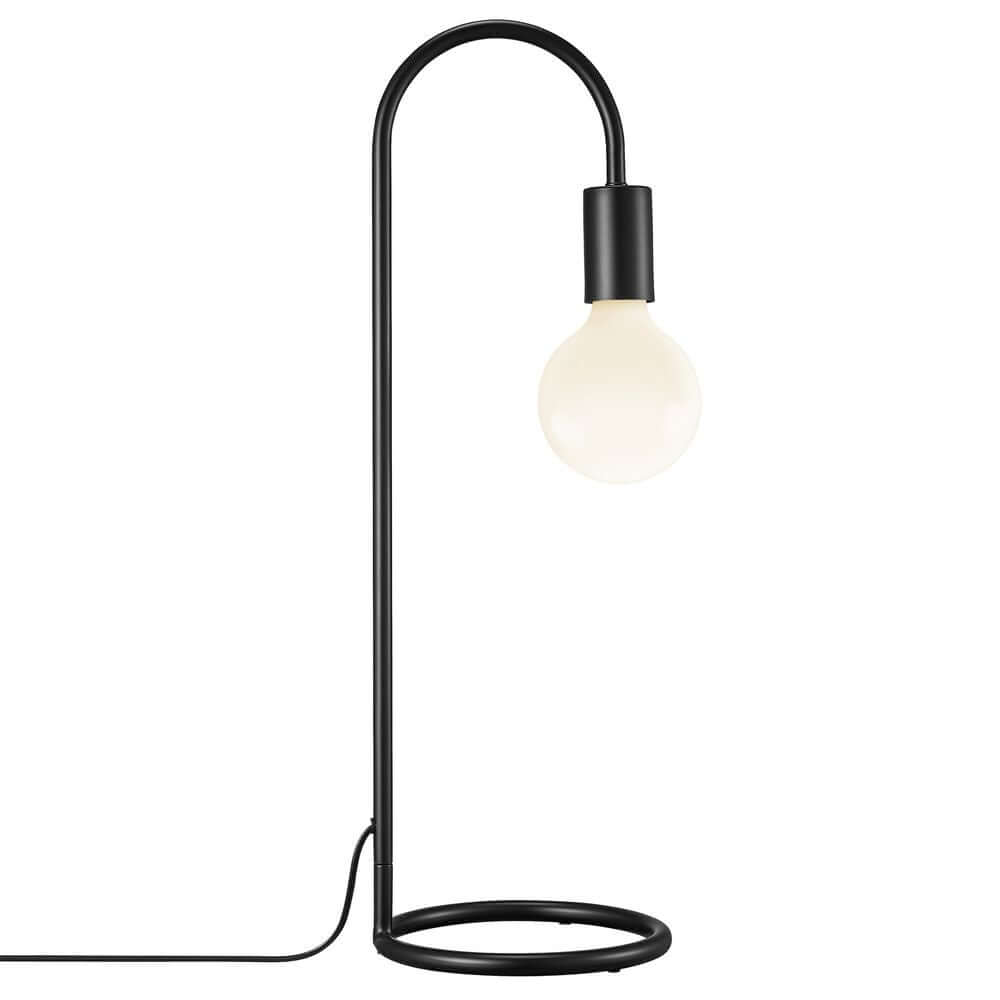Tischlampe Paco mit minimalistischem Industriedesign und dekorativem Leuchtmittel für gemütliches Ambiente.