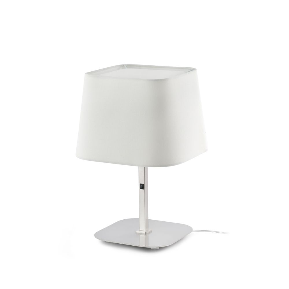 Tischlampe SWEET Nickel-Matt, Weiß auf einem Tisch, mit quadratischem Lampenschirm und stabiler Basis.