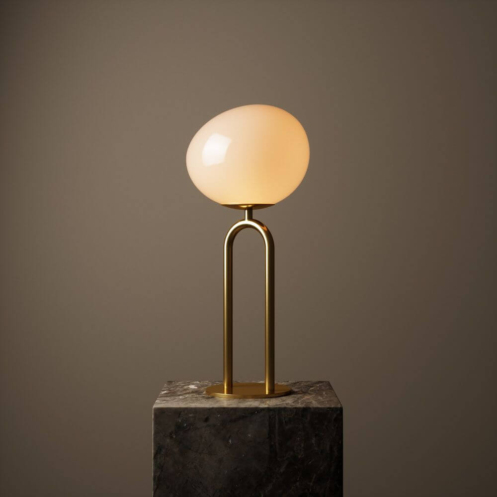 Tischlampe Shapes mit elegantem Opalglasschirm und Messingfuß auf einem Steinuntergrund.