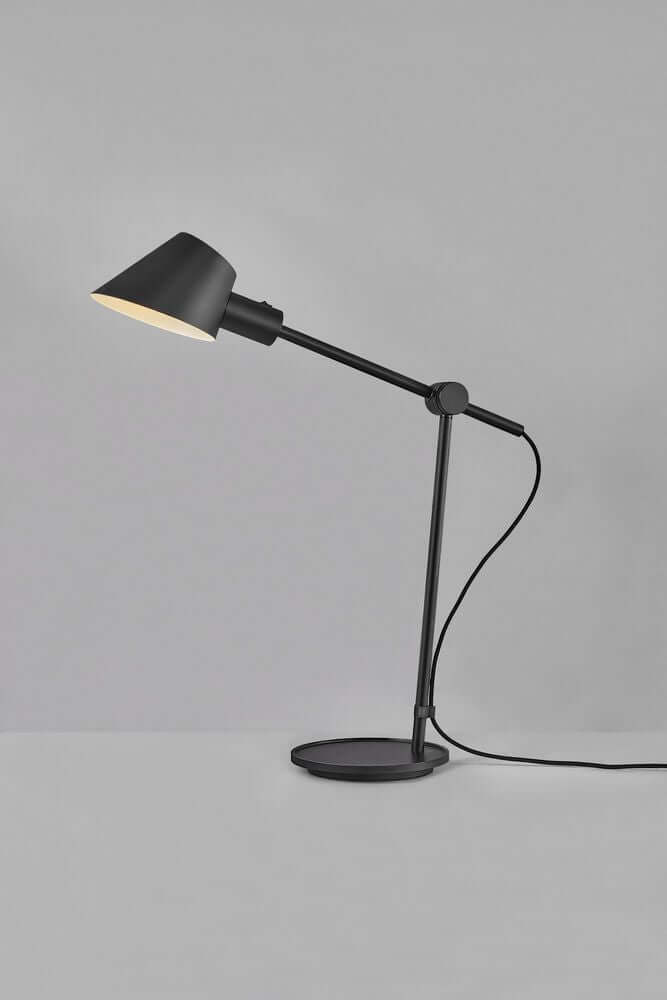 Tischlampe Stay Long mit flexiblem Drehmechanismus und funktionalem Design in Schwarz.