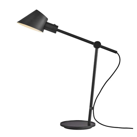 Lampe de table Stay Long avec mécanisme de rotation flexible pour un éclairage optimal dans un design moderne.