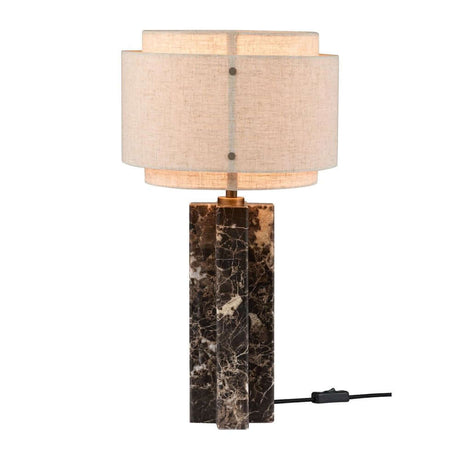Lampe de table Takai avec base en marbre brun et abat-jour en tissu clair, inspirée du brutalisme.