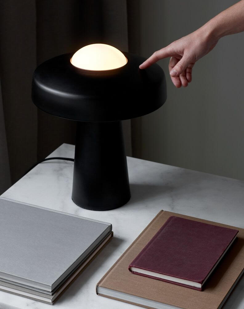 Tischlampe Time mit mattem Metall und Glas, gemütliche Beleuchtung für stilvolle Räume.