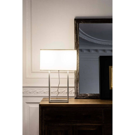 Tischlampe VESPER 2-flammig Weiß, Beige auf modernem Sideboard in einem eleganten Raum.