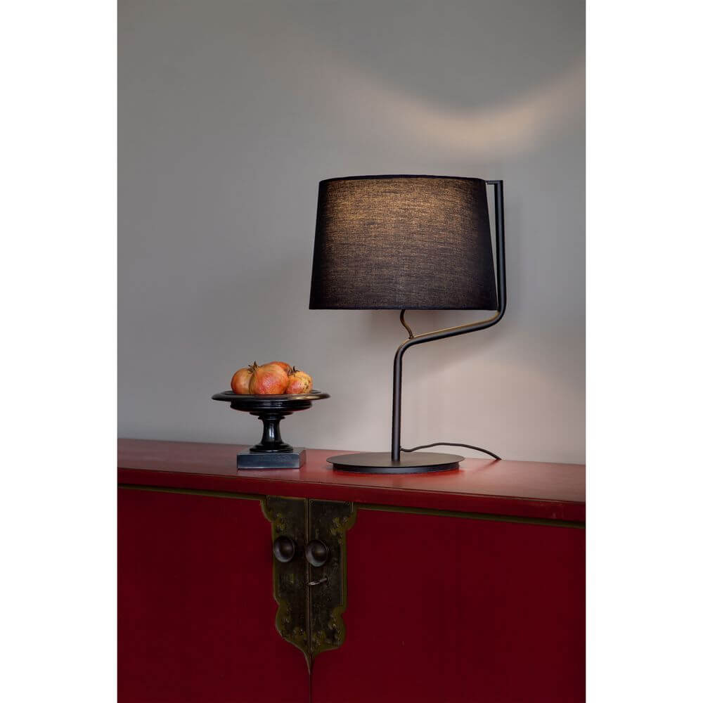 Tischleuchte BERNIE Schwarz auf einem Tisch mit Obstplatte, elegantes Design für modernes Zuhause.