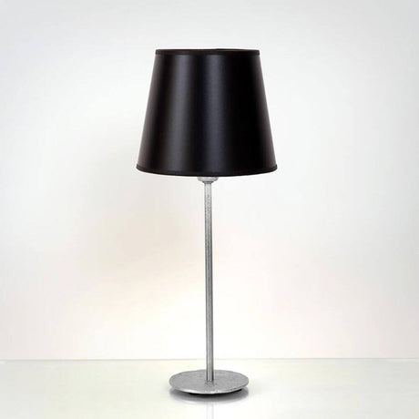 Lampada da tavolo Mattia rotonda in ferro argento-nero con paralume nero su base argentata.