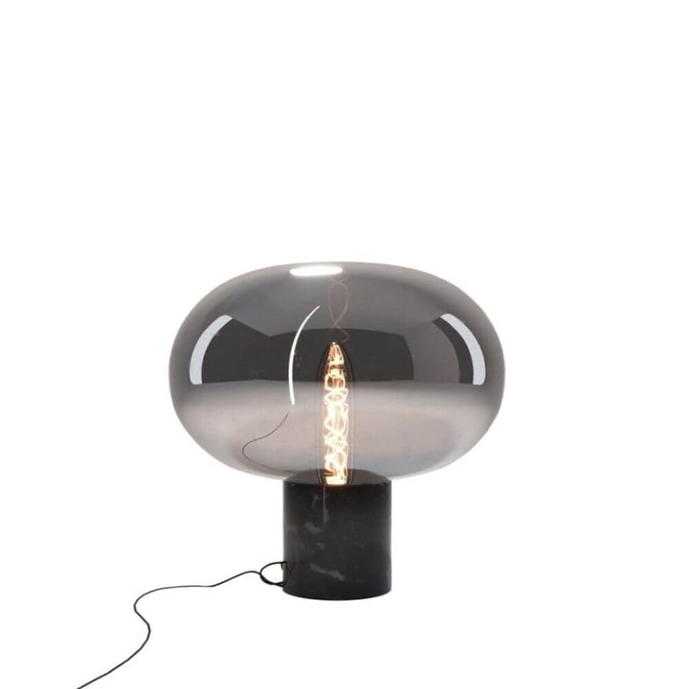 Tischleuchte Moonstone Marmor Ø 45cm mit amberfarbenem Glas und schwarzem Marmorsockel im Retro-Stil.