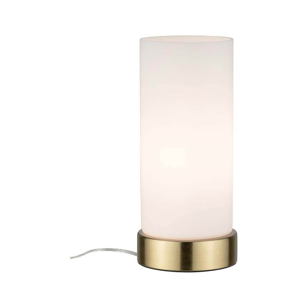 Tischleuchte Pinja mit Touch-Schalter Weiß, Messing auf einem Tisch, modern und elegant, mit opalem Glasschirm.