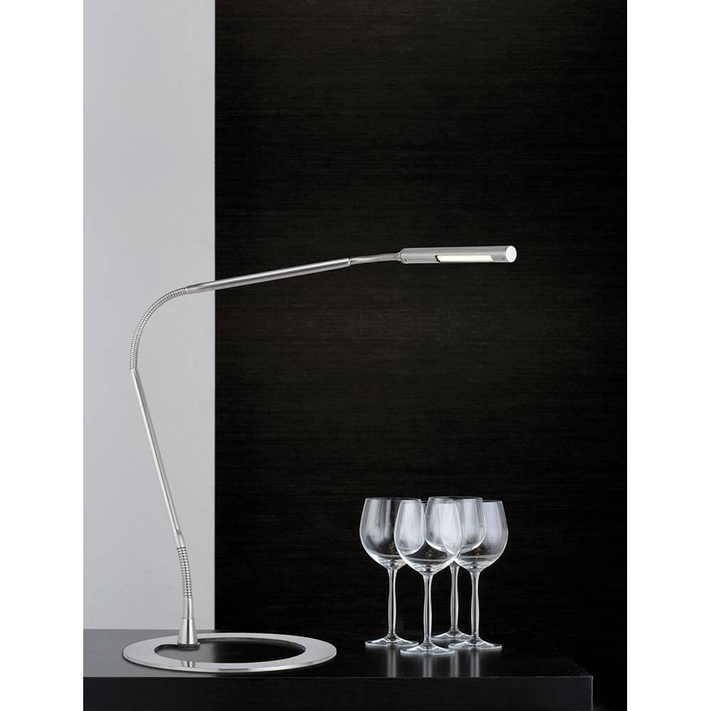 Schreibtischlampe Plaza 3W LED 700 mA 12V neben Gläsern auf einem Tisch, modernes Design.